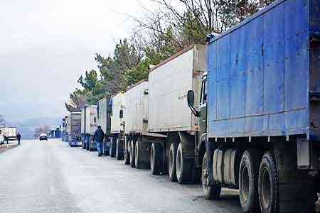 Очередь грузовых транспортных средств на КПП "Верхний Ларс" составляет около 500 метров