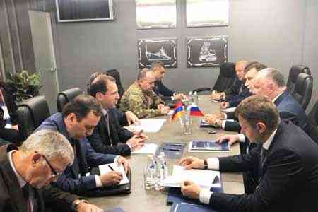 Министр обороны Армении с гендиректором компании "Рособоронэкспорт" обсудили вопросы военно-технического сотрудничества