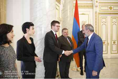 Армянский премьер и европейский депутат отметили важность содействия ЕС и Европейских структур в успешной реализации демократических изменений в Армении