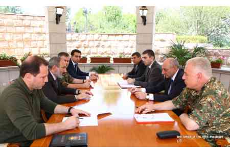 Пашинян посетил штаб Армии обороны Арцаха