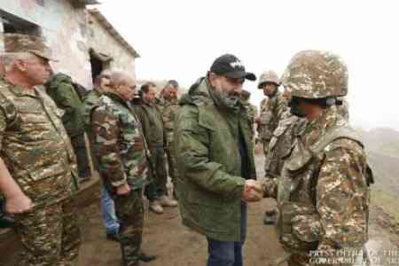 Премьер Армении посетил передовые позиции Армии обороны Арцаха