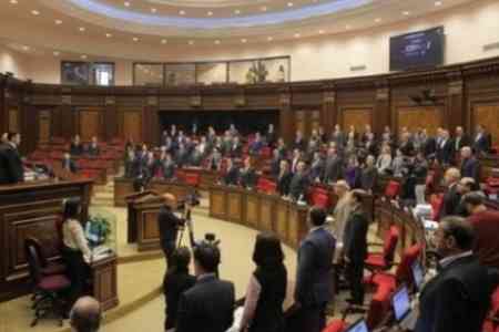 Армянские депутаты почтили минутой молчания память жертв теракта 27-го октября 1999 года