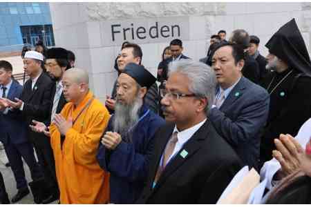 Представители разных религий одновременно помолились возле Cтены мира в Астане