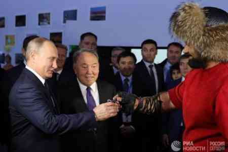 Путин в Казахстане получил в подарок завязанный в узел гвоздь и кнут
