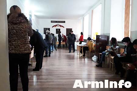 По положению на 14.00 в Армении на внеочередных парламентских выборах проголосовали 24,52% избирателей