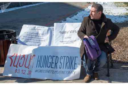 Режиссер фильма "Локоны моей бабушки" объявил голодовку напротив здания армянского парламента
