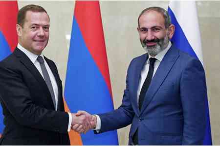 Пашинян и Медведев по телефону обсудили вопросы организации апрельского заседания Евразийского межправсовета в Ереване
