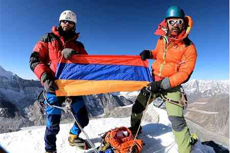Armenian climbers set RA flag on top of Island Peak