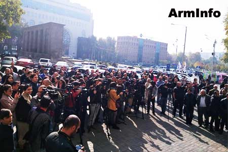 Группа студентов ЕГУ выразила поддержку движению "Тавуш во имя Родины"  и провели акцию перед парламентом Армении