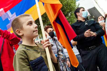Женщины и дети из Арцаха проводят акцию протеста перед зданием посольства Германии в Армении