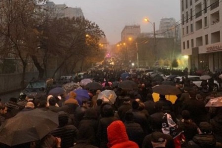 В Ереване вновь проходит митинг-шествие оппозиции