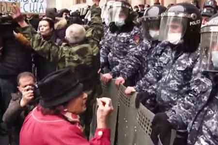 У здания правительства проходят задержания граждан, протестующих против размещения азербайджанских таможенных пунктов на дороге Горис-Капан