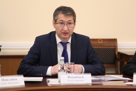 Новоназначенный Посол Казахстана вручил копии верительных грамот замглаве МИД Армении