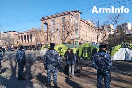 Митингующие у здания парламента продолжают блокировать входы в здание НС Армении