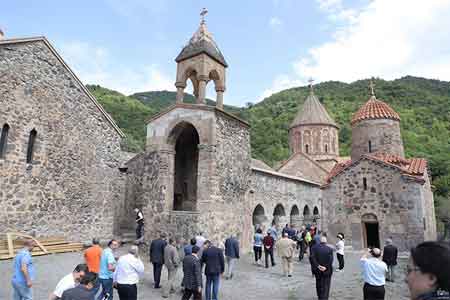 Российские миротворцы посетили монастырский комплекс Дадиванк
