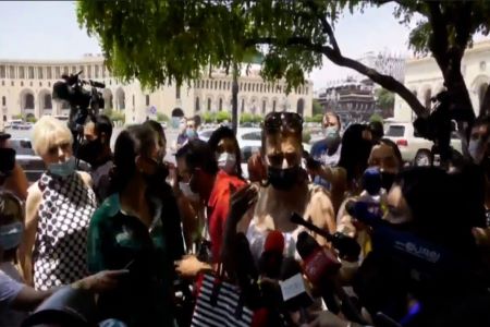 В Ереване проходит акция протеста против обязательной вакцинации