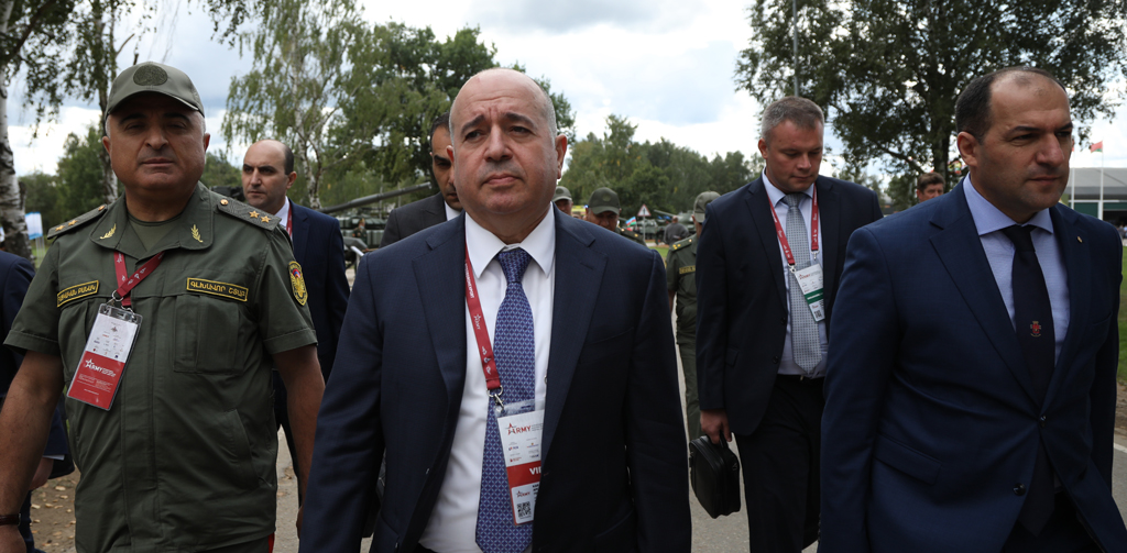 Armenian Defense Minister continues meetings at Army 2021 site