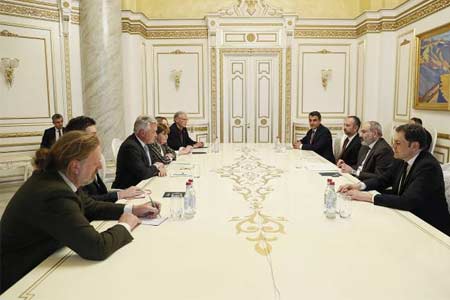 Пашинян на встрече с Лоутоном подчеркнул важность адекватного ответа международного сообщества на деструктивные действия Азербайджана