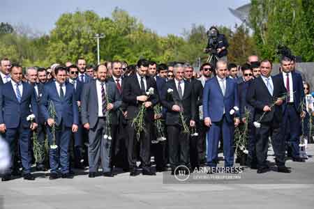 Высшее руководство Армении посетило “Цицернакаберд”