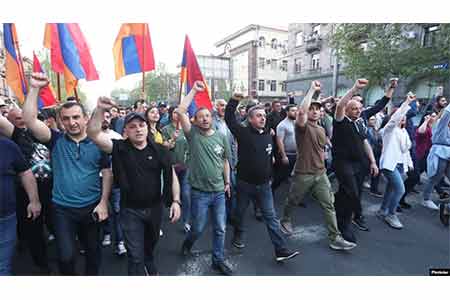 Движение сопротивления шагает по улицам Еревана