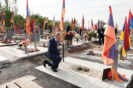 Руководство Армении посетило парк “Победы” и пантеон “Ераблур”