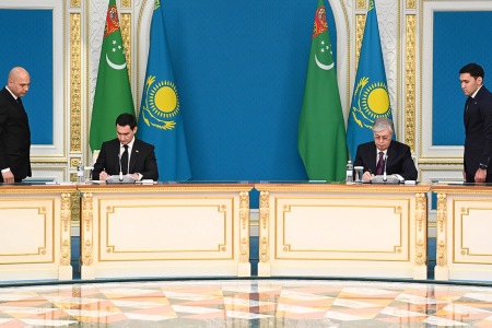 Переговоры между Президентом Сердаром Бердымухамедовым и Президентом Касым-Жомартом Токаевым
