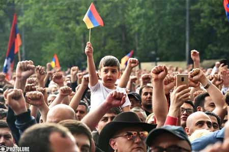 На площади Франции в Ереване проходит митинг единства в поддержку Арцаха
