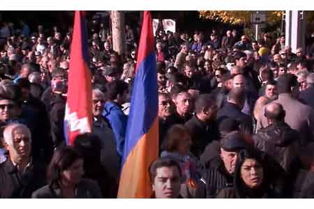Участники акции в поддержку Арцаха от Ереванского офиса ООН шествием направились к зданию посольства России в РА