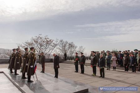 В Парке Победы в Ереване состоялось возложение цветов к вечному огню в преддверии Дня защитника Отечества