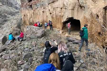 В ущелье Кассах обнаружена средневековая гробница