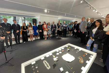 В Наццентре эстетики открылась выставка Jewellery Academy, где представлены работы лучших дизайнеров в сфере ювелирного искусства
