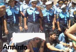 Против активистов движения "Платим 100 драм" мэрия задействовала дорожную полицию