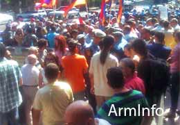 Акция протеста перед Крытым рынком в Ереване ознаменовалась потасовкой