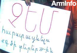 Активист, приклеивающий листовки против подорожания цен за проезд в общественном транспорте, доставлен в полицейский участок