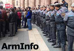 Tense situation in front of Armenian government building