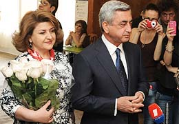 Президент Армении и его супруга выполнили свой гражданский долг: Сегодня не время оценивать рейтинг РПА, сегодня день, когда надо набирать голоса