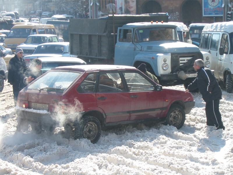 В Армении автомобили попадают в снежный плен
