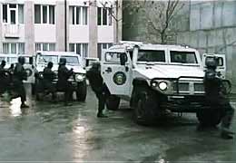 «Ժողովուրդը» պնդում է` Ռազմական ոստիկանության աշխատակիցները բերման են ենթարկում թերթի լրագրողին, ՊՆ հերքում է   