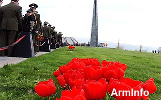 Конгрессмены США посетили мемориал жертв Геноцида армян и возложили цветы к вечному огню