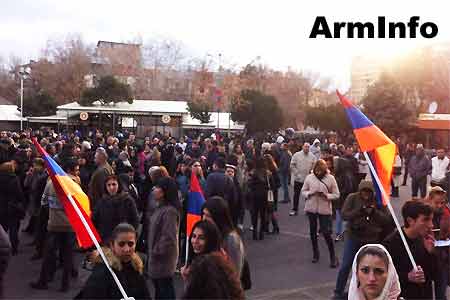 На площади <Свободы> начался митинг в память Артура Саркисяна