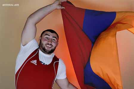 Армянский тяжелоатлет Симон Мартиросян завоевал золото на чемпионате Европы в Батуми