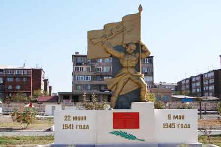 Неизвестные осквернили памятник, посвященный армяно-российскому пограничнику в ереванском парке Победы