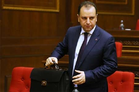 Бывший министр обороны Армении объявлен в розыск - СМИ