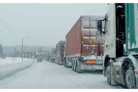 Со стороны России на автодороге Степанцминда-Ларс скопилось 580 грузовиков