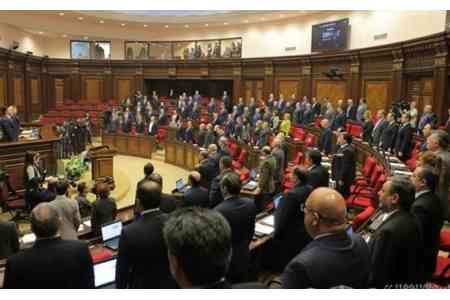 Ազգային ժողովը մեկ րոպե լռությամբ հարգել է մեկ տարի առաջ ադրբեջանական ագրեսիայի հետևանքով զոհված զինվորների հիշատակը