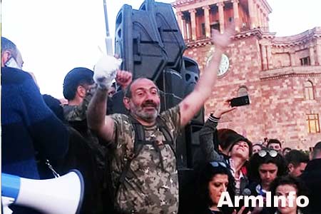 Митинг движения "Сделай шаг, откажи Сержу" на площади Республики стартовал с гимна Армении