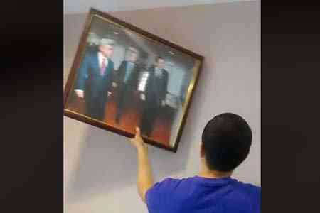 "SYNOPSIS-ARMENIA" employees photographed photos of Serge Sargsyan  from the walls