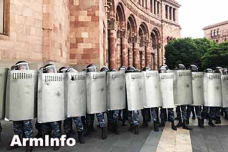 Сторонники Движения сопротивления заблокировали все 6 входов в здание правительства Армении