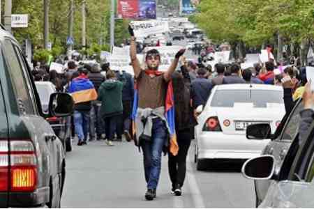 В Ереване стартовало автомобильное шествие в Степанакерт