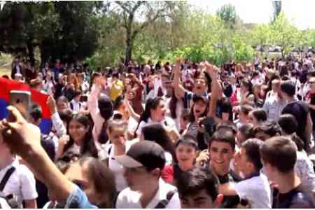 В Армении отмечают последний звонок: Выпускников поздравили президент и министр образования